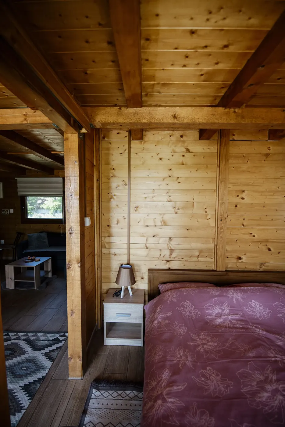 Cama matrimonial con ropa de cama