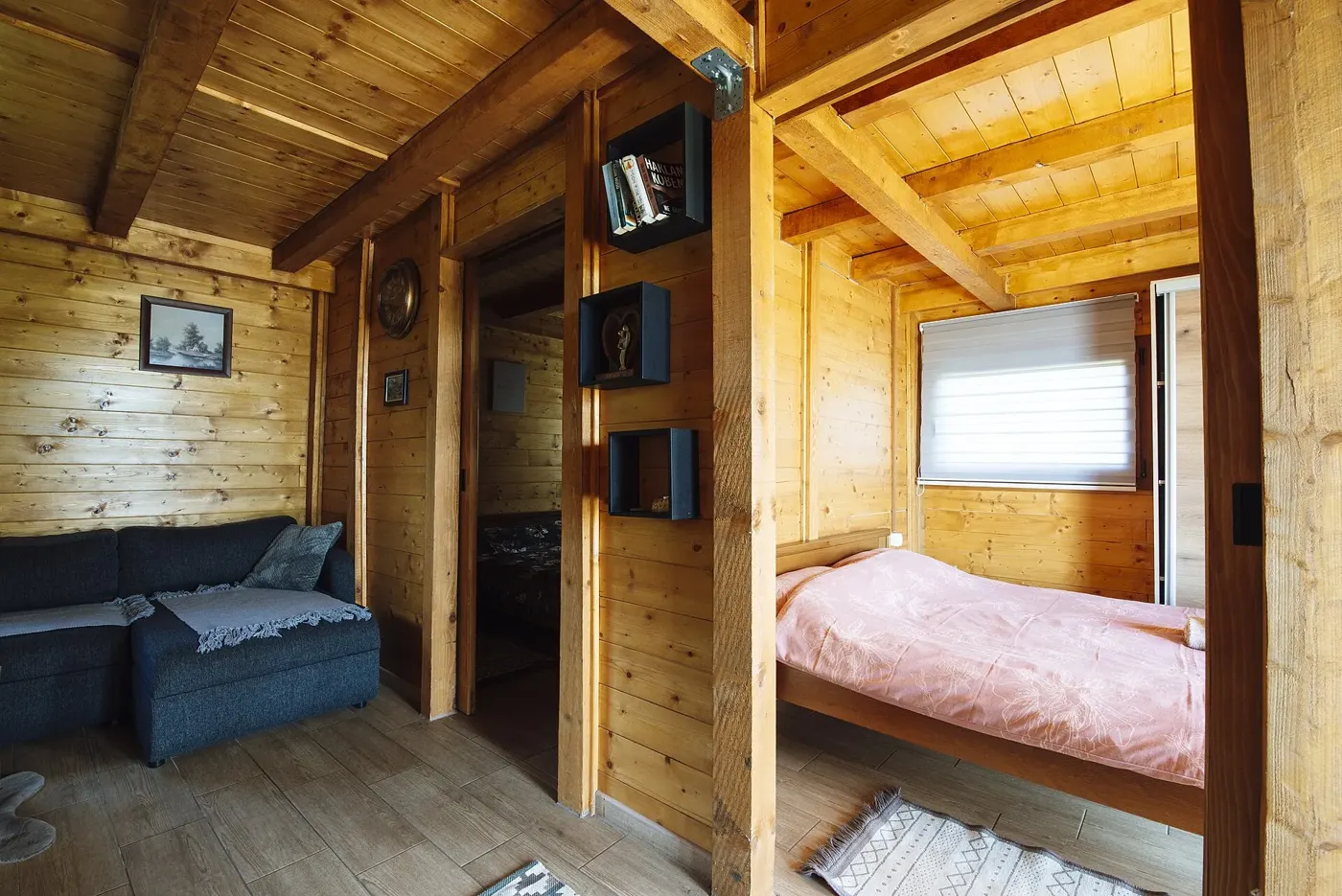 Sala y dormitorio de la cabaña