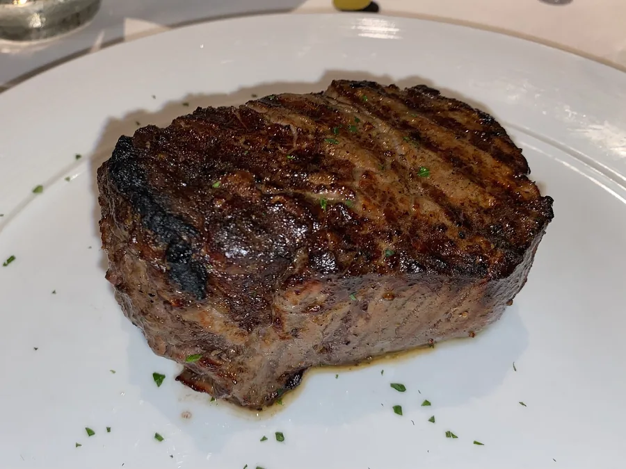 Corte sellado en la parrilla con marcas de brasa