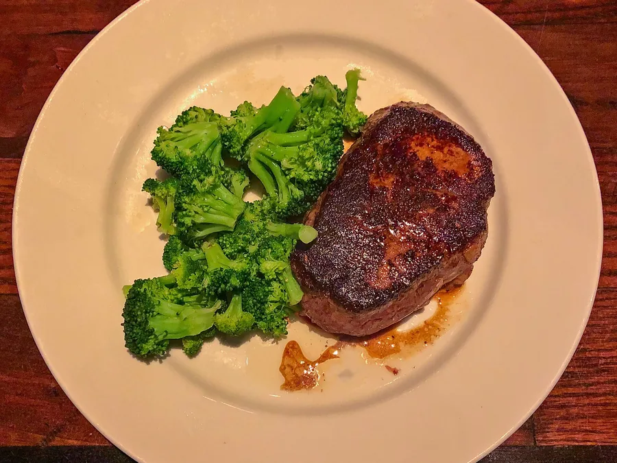 Filete reposado y servido en el plato